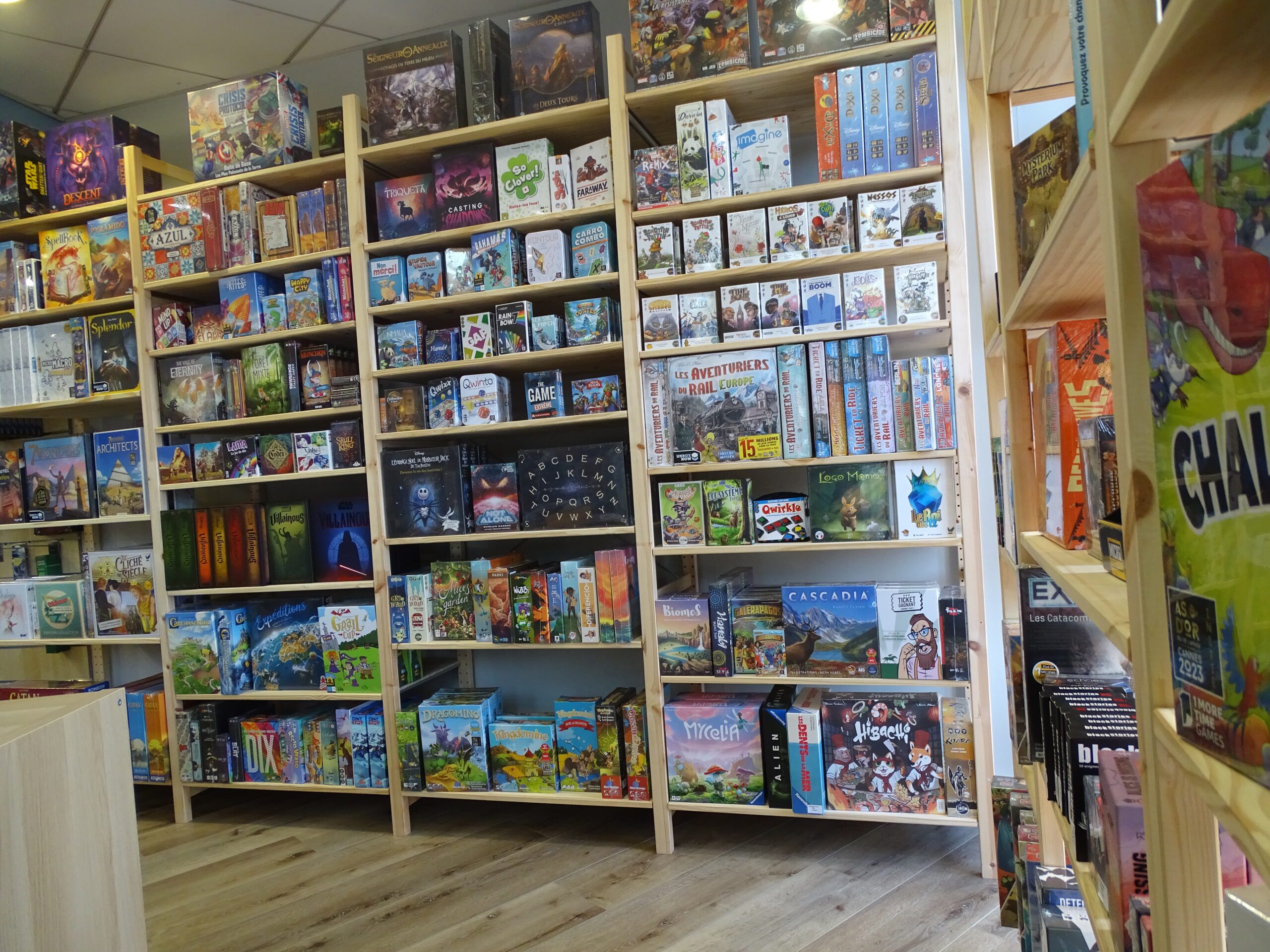 Les rayons de jeux de société de la boutique Lord of the Games