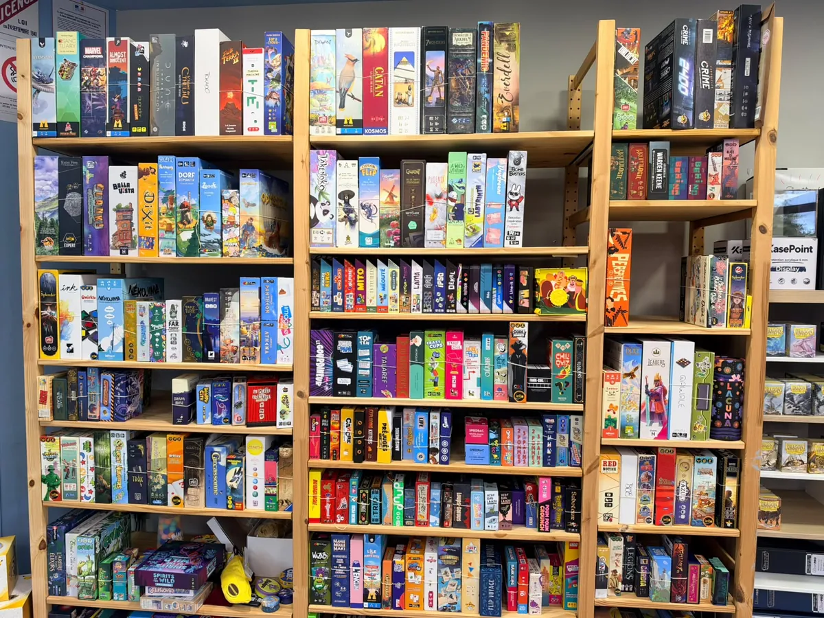 Étagères remplies de jeux de société à Wasquehal